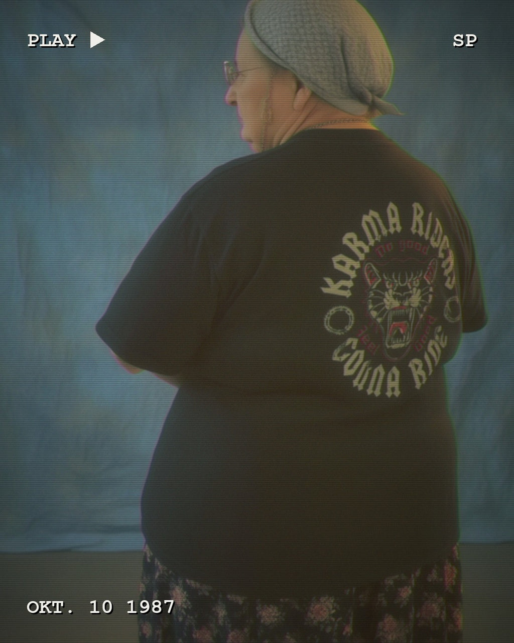 Oversized T-Shirt KARMA – Modelfoto im VHS-Look
