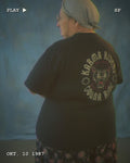 Oversized T-Shirt KARMA – Modelfoto im VHS-Look