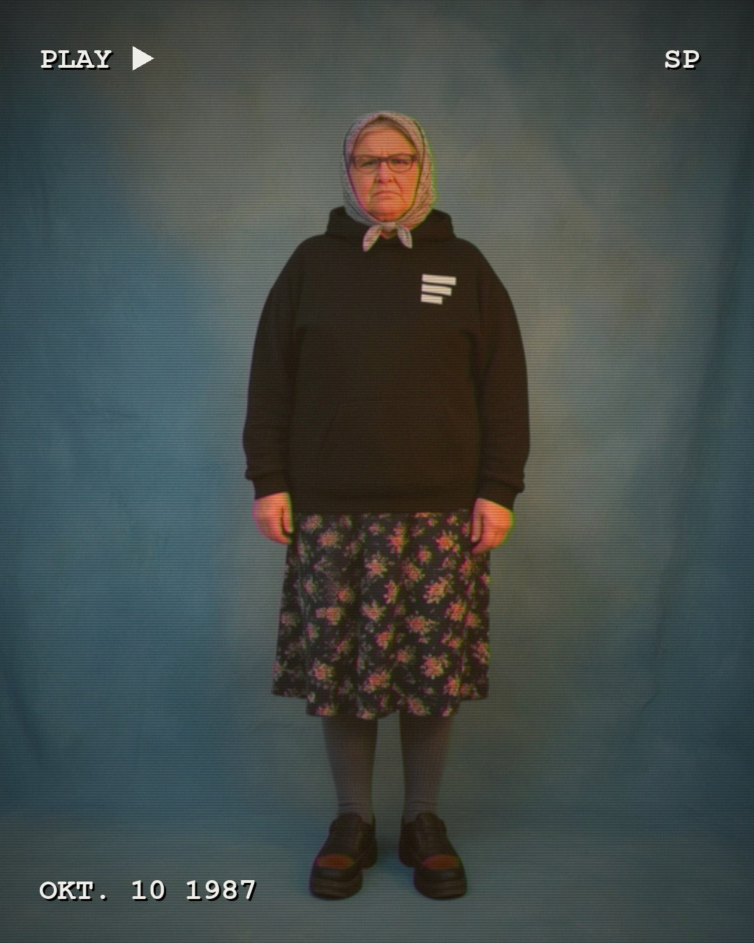 Oversized Heavy Premium Hoodie BLOCK OUT – Modelfoto im VHS-Look