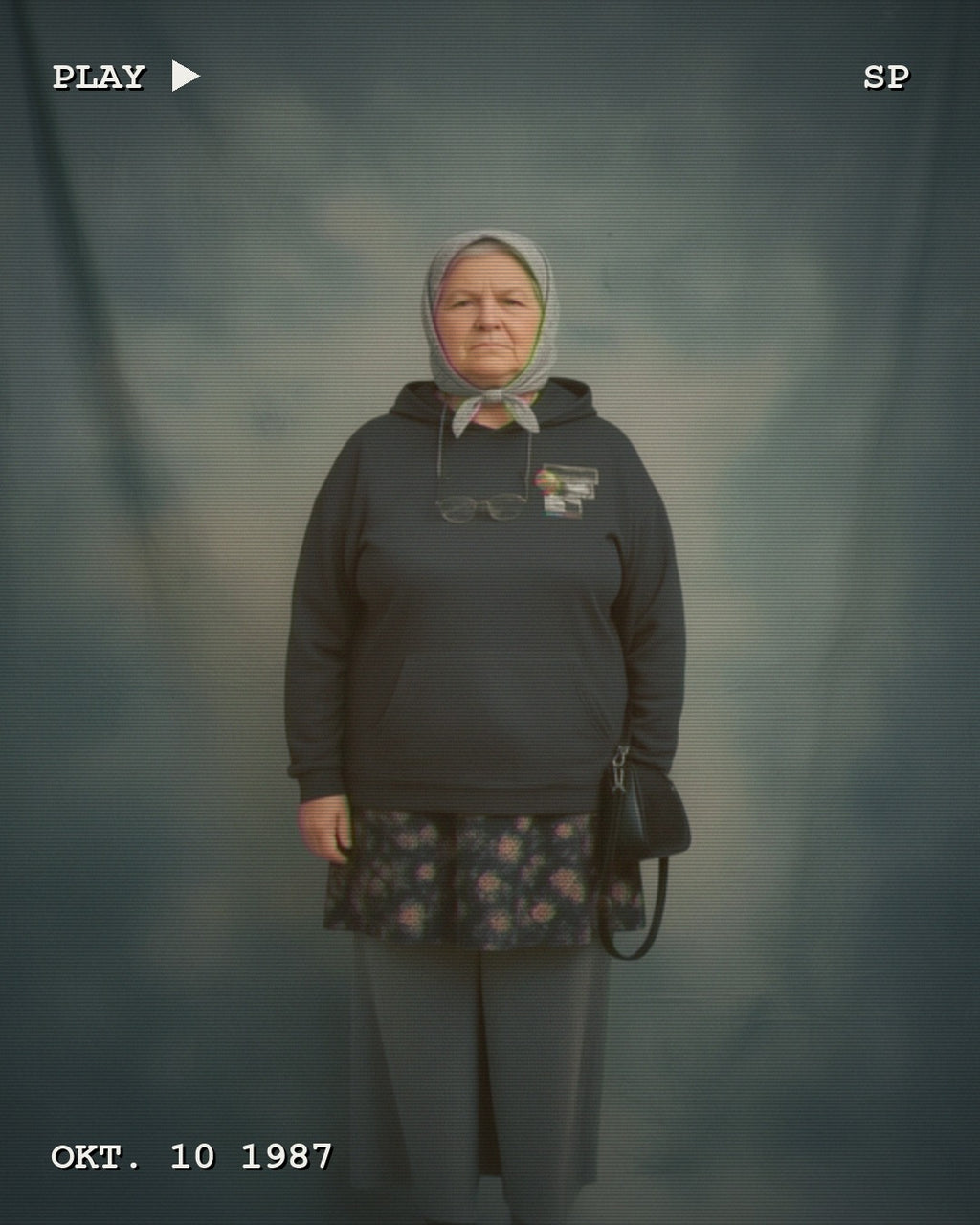 BlackOut Modiva Hoodie – Modelfoto im VHS-Look