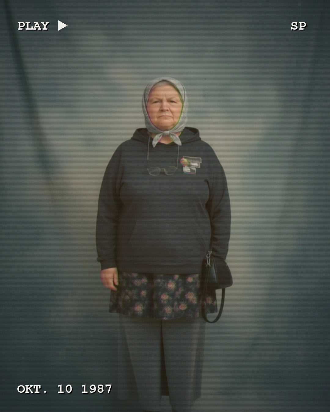 BlackOut Modiva Hoodie – Modelfoto im VHS-Look