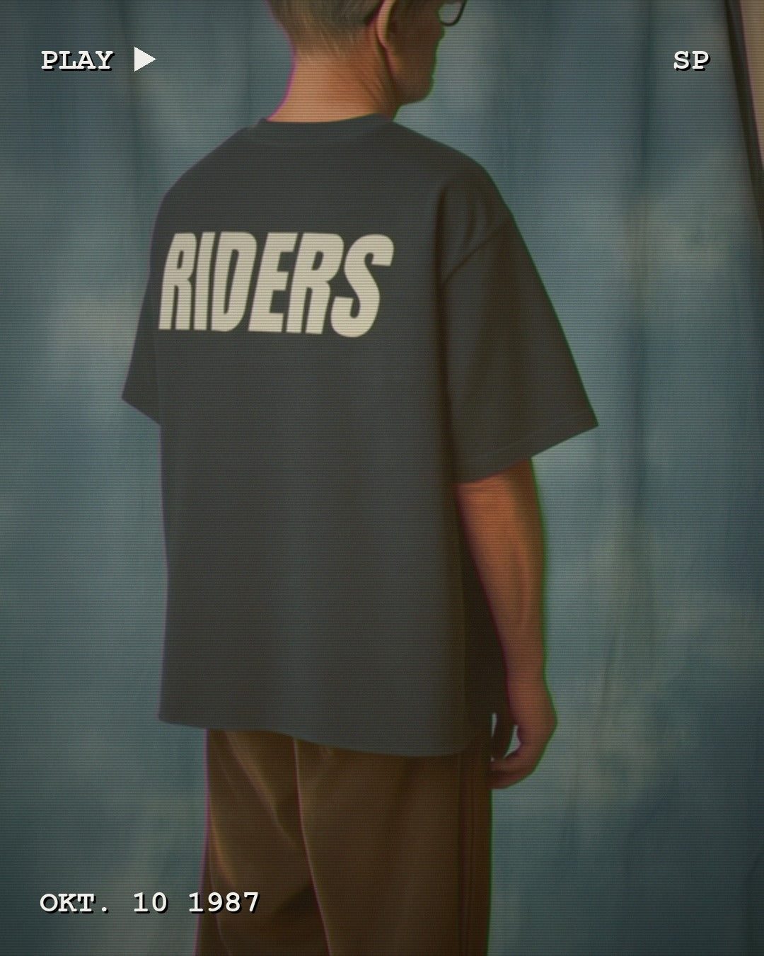 RIDERS GONNA RIDE® T-Shirt RIDERS – Modelfoto im VHS-Look