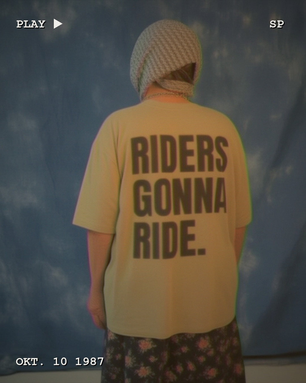 RIDERS GONNA RIDE® T-Shirt RIDERS GONNA RIDE – Modelfoto im VHS-Look