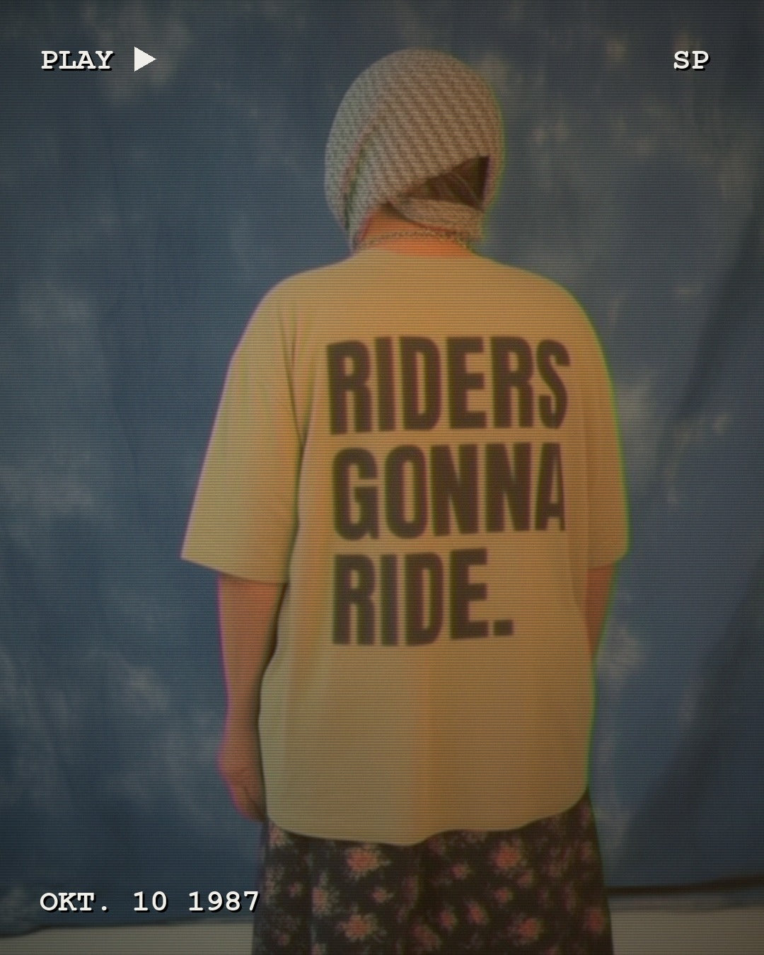 RIDERS GONNA RIDE® T-Shirt RIDERS GONNA RIDE – Modelfoto im VHS-Look