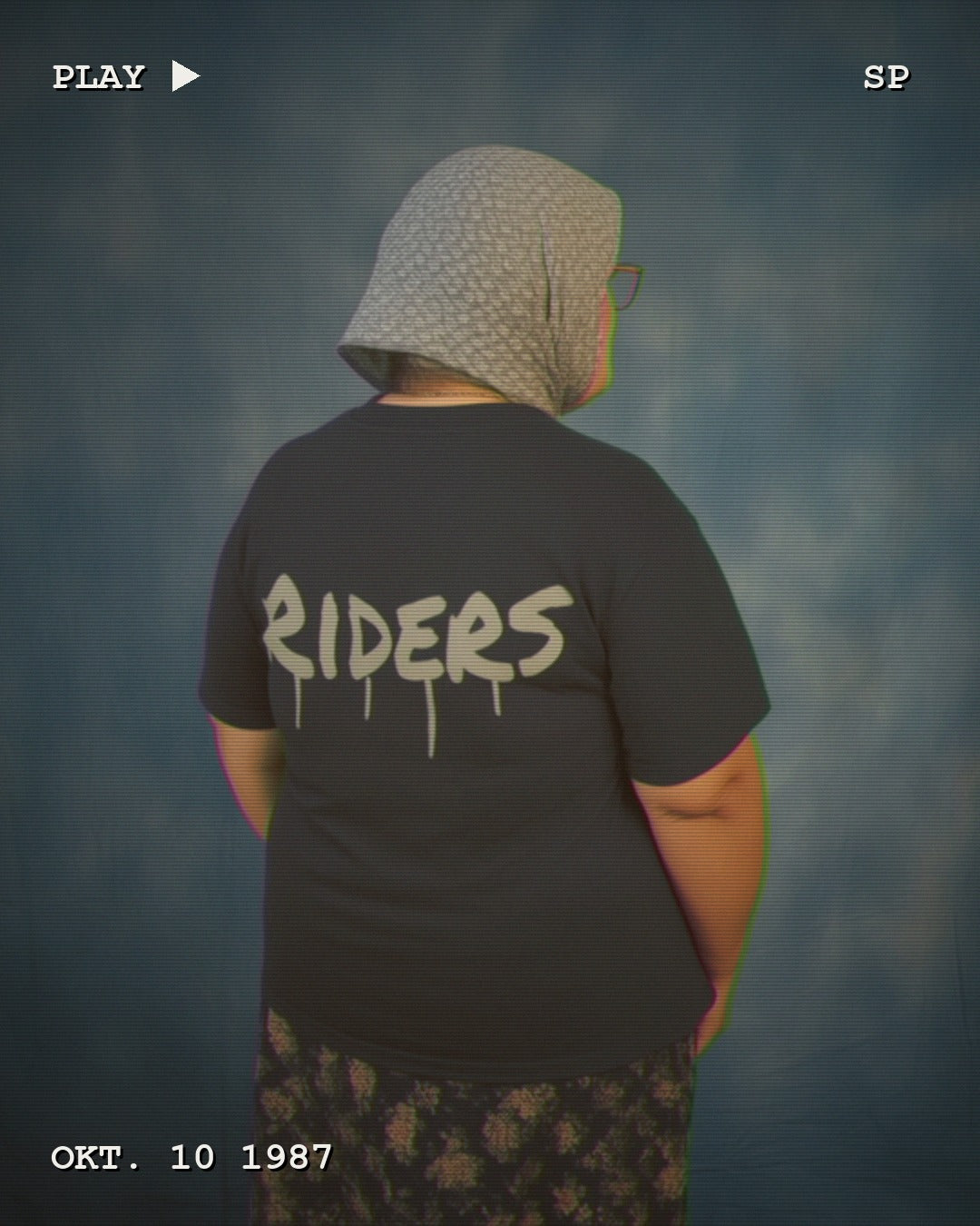 RIDERS GONNA RIDE® T-Shirt RIDERS MARKER – Modelfoto im VHS-Look