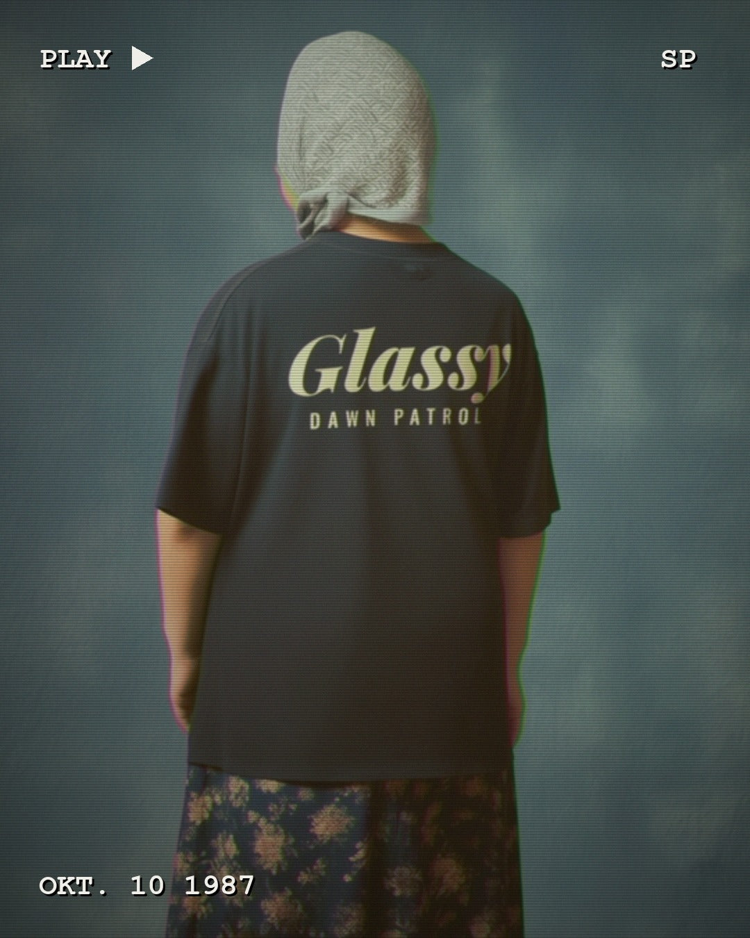 RIDERS GONNA RIDE® T-Shirt GLASSY – Modelfoto im VHS-Look