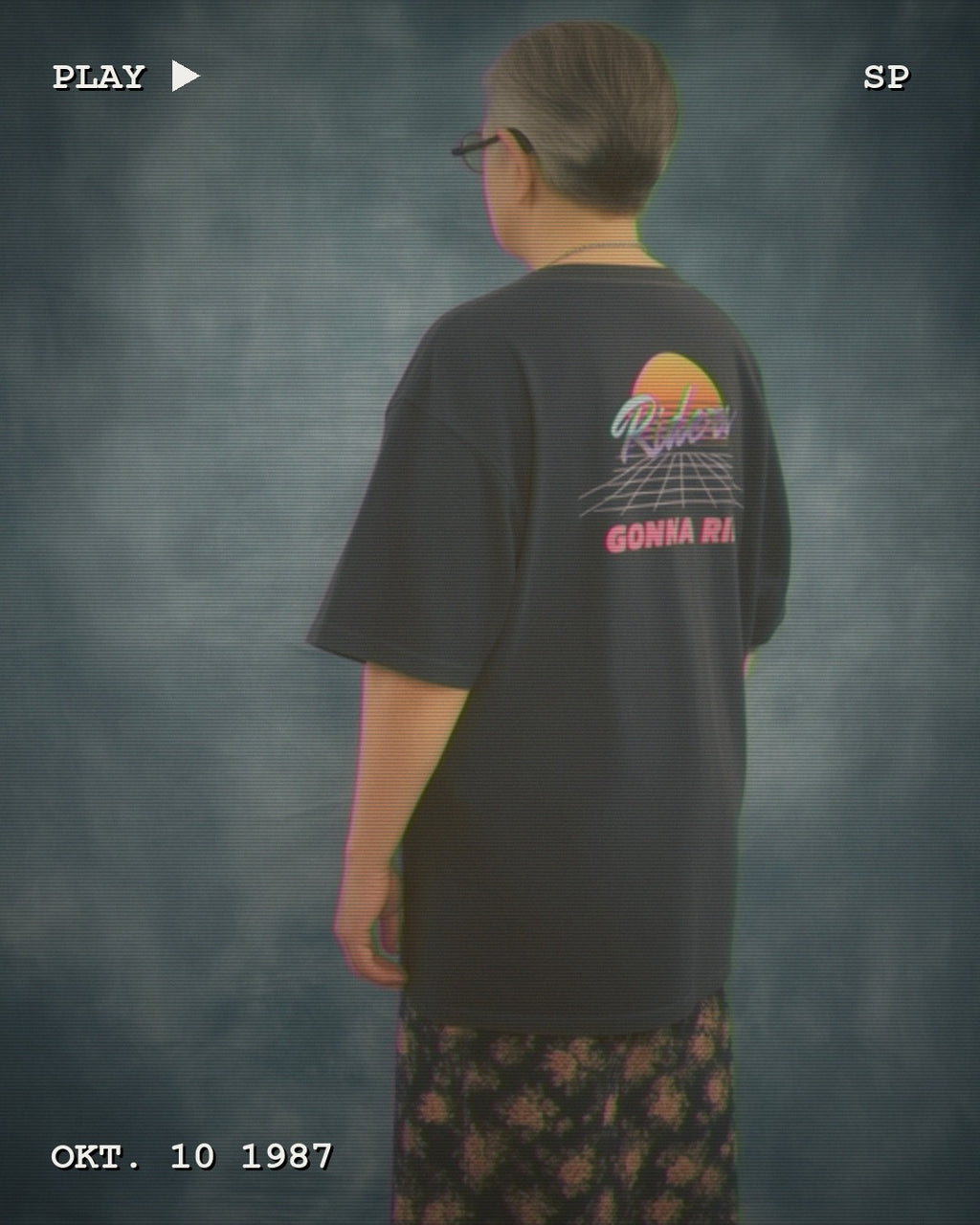 RIDERS GONNA RIDE® T-Shirt 80s – Modelfoto im VHS-Look