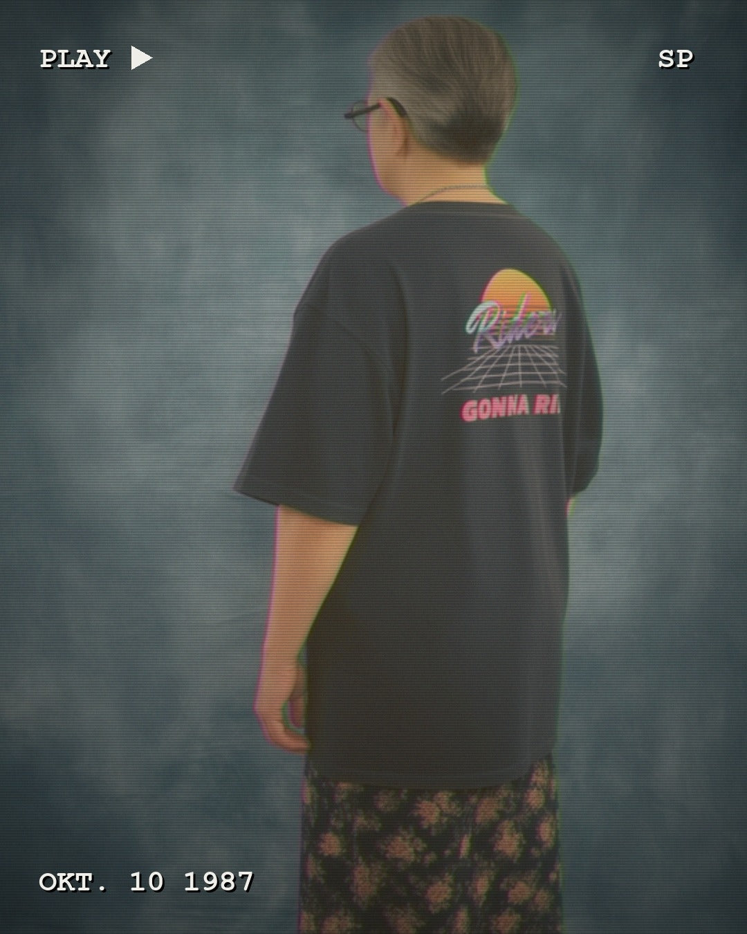 RIDERS GONNA RIDE® T-Shirt 80s – Modelfoto im VHS-Look