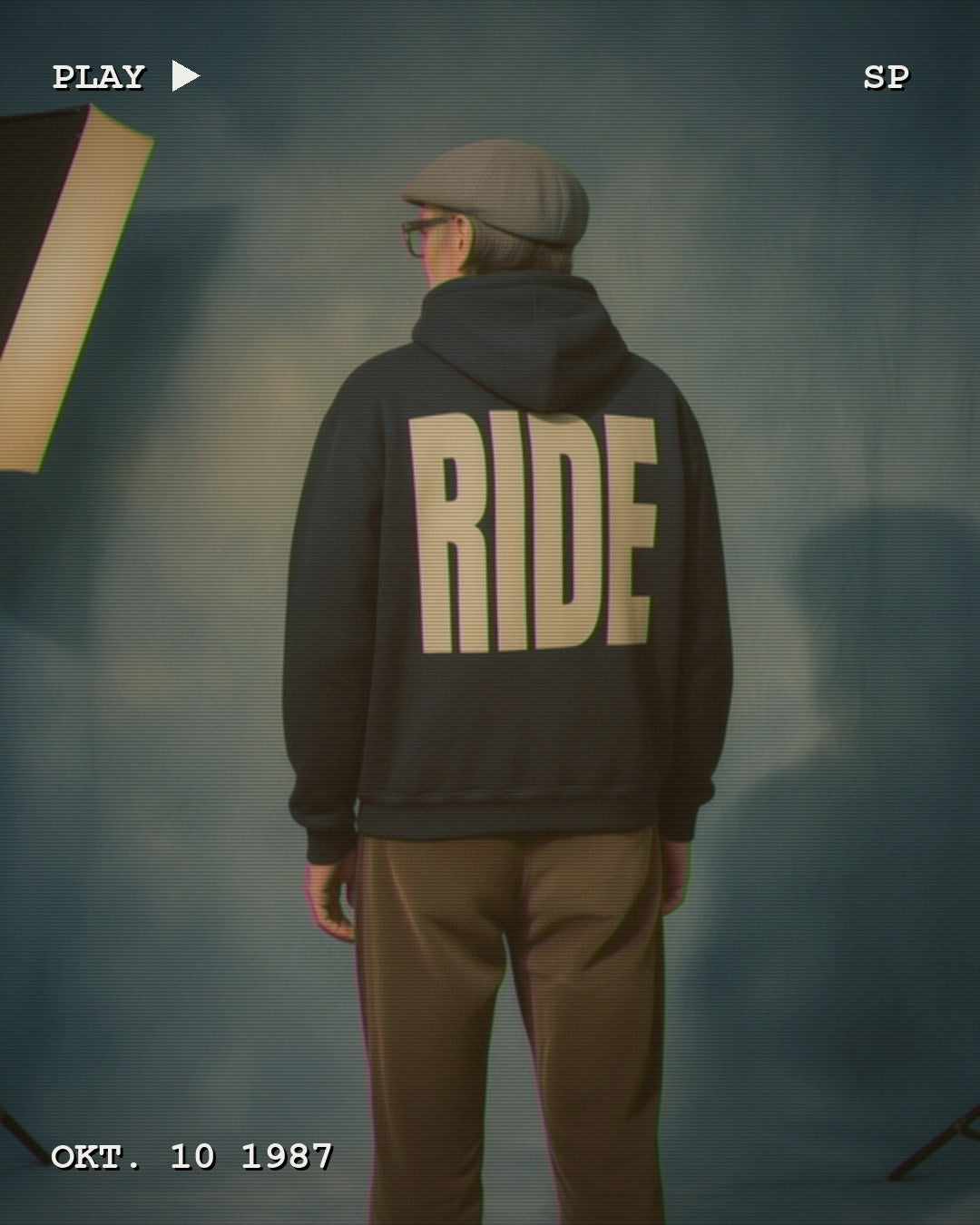 RIDERS GONNA RIDE® Hoodie RIDE – Modelfoto im VHS-Look