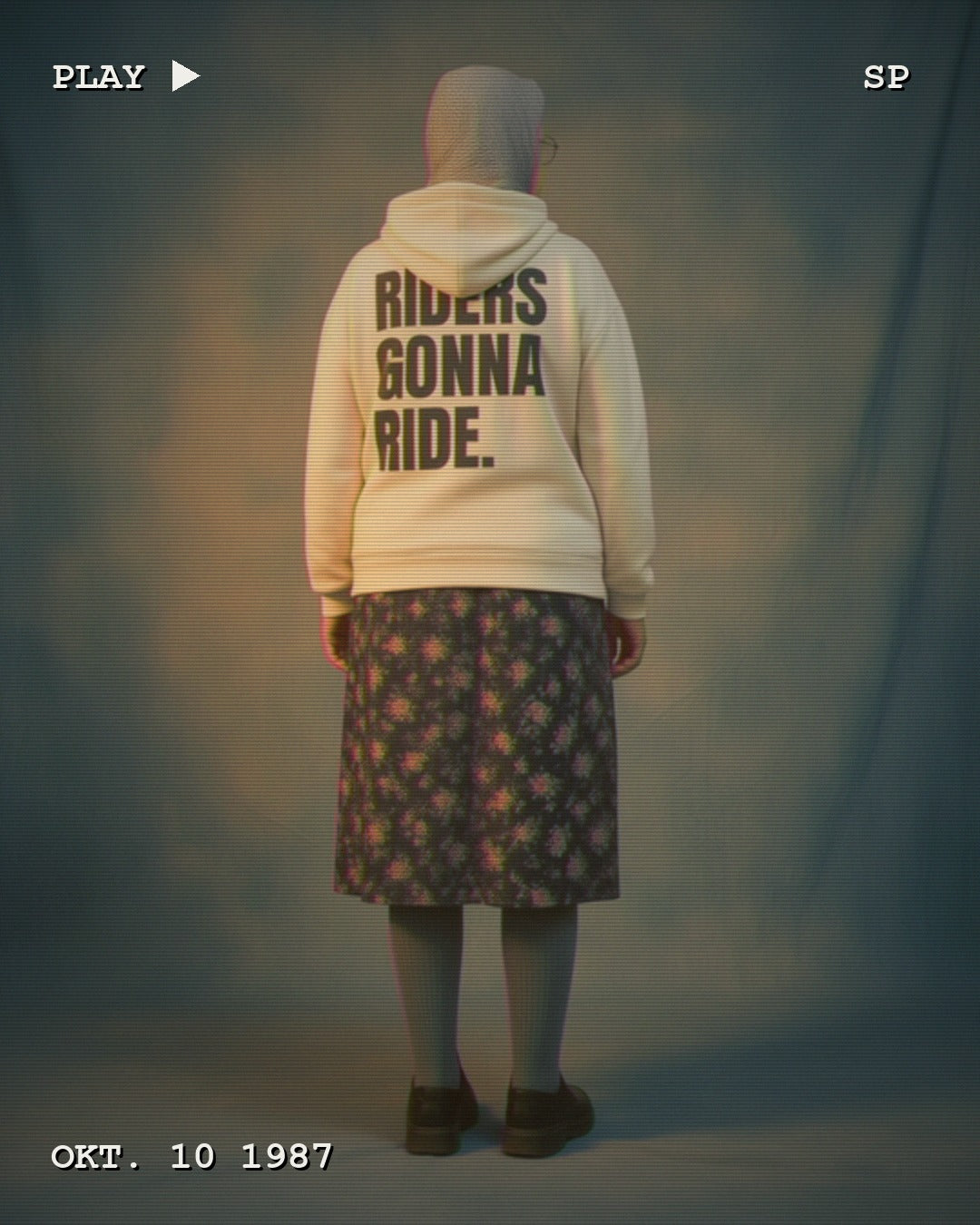 RIDERS GONNA RIDE® Hoodie RIDERS GONNA RIDE – Modelfoto im VHS-Look