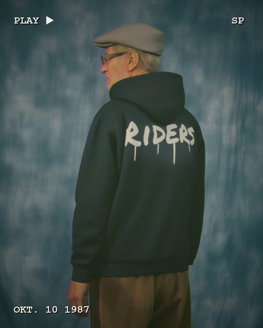 RIDERS GONNA RIDE® Hoodie RIDERS MARKER – Modelfoto im VHS-Look