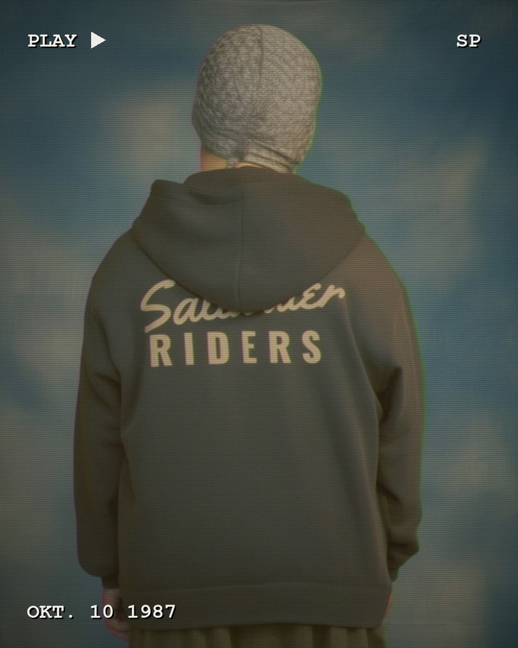 RIDERS GONNA RIDE® Hoodie SALTWATER RIDERS – Modelfoto im VHS-Look