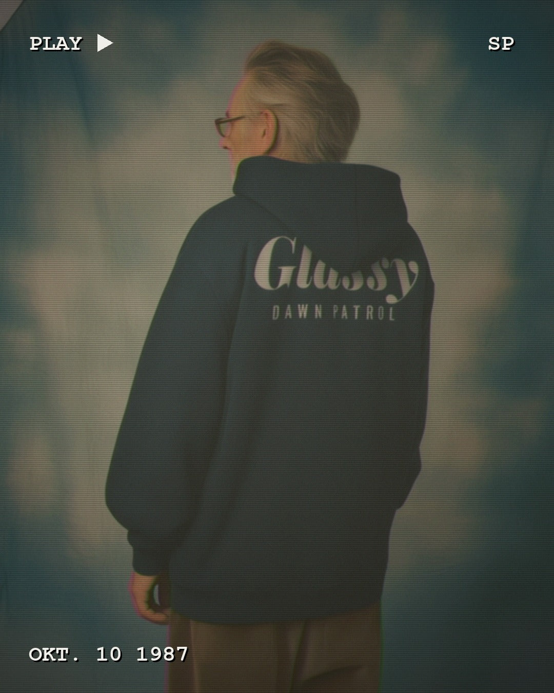 RIDERS GONNA RIDE® Hoodie GLASSY – Modelfoto im VHS-Look