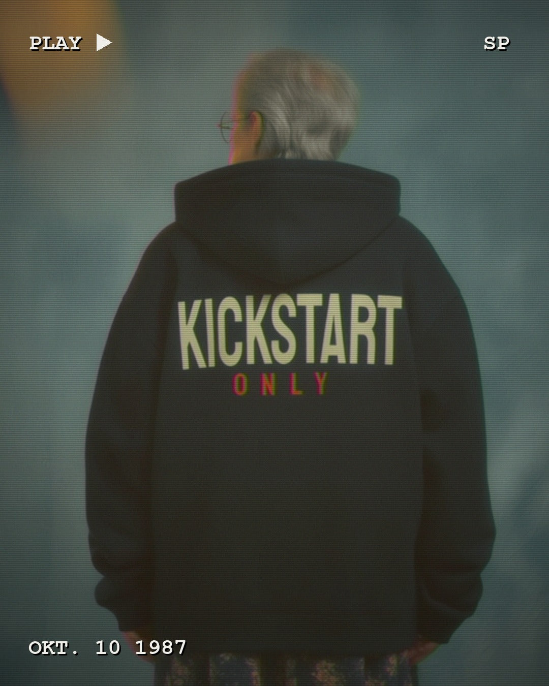 RIDERS GONNA RIDE® Hoodie KICKSTART ONLY – Modelfoto im VHS-Look