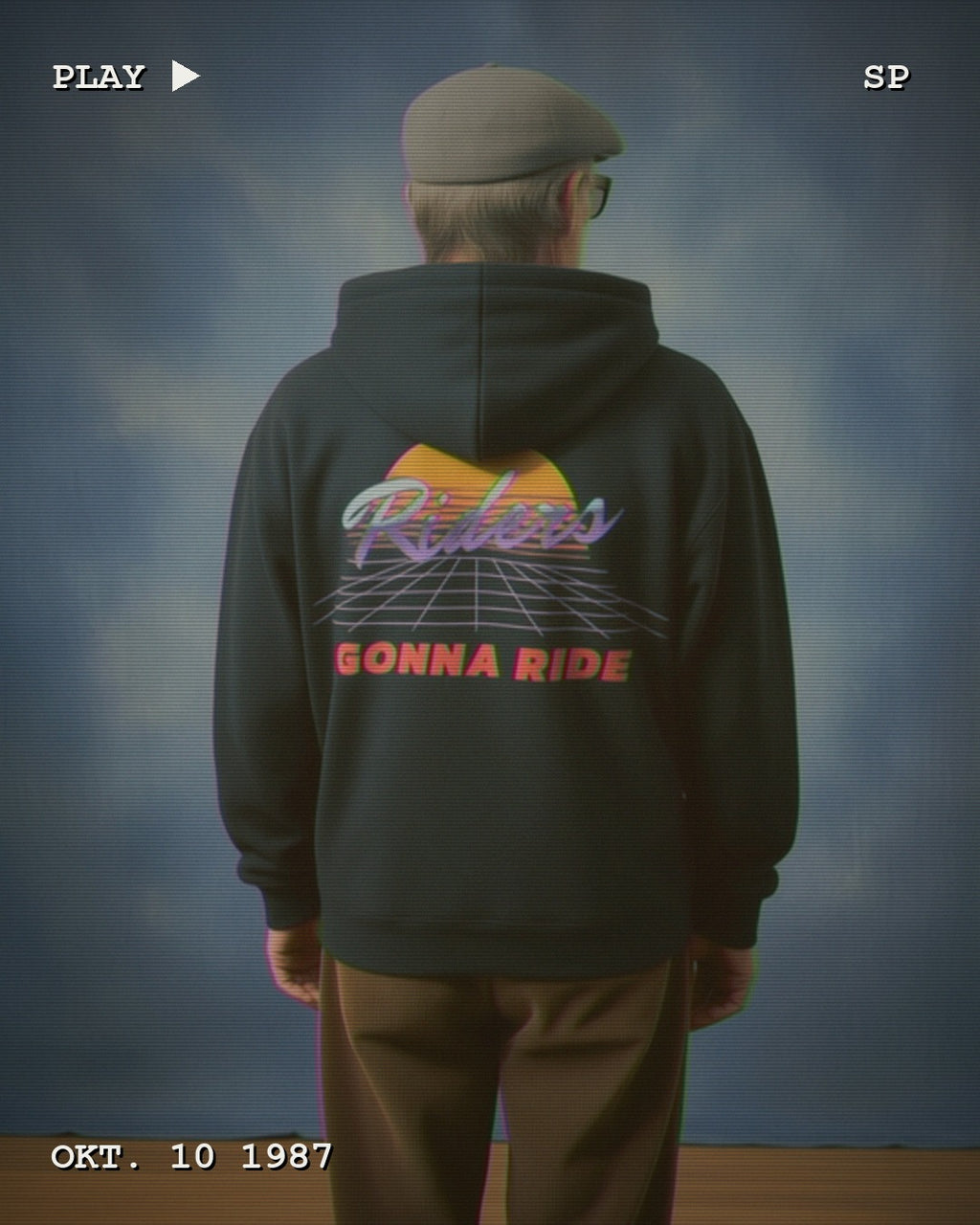 RIDERS GONNA RIDE® Hoodie 80s – Modelfoto im VHS-Look