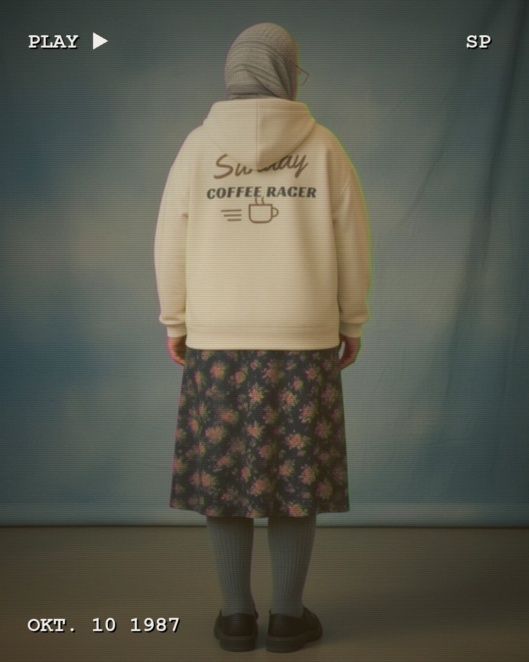 RIDERS GONNA RIDE® Hoodie SUNDAY COFFEE RACER – Modelfoto im VHS-Look