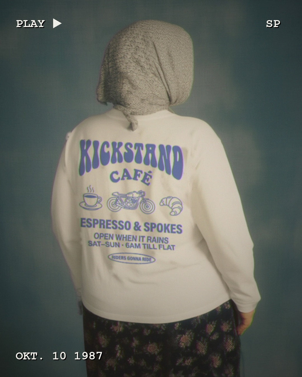 RIDERS GONNA RIDE® Longsleeve KICKSTAND CAFÉ – Modelfoto im VHS-Look