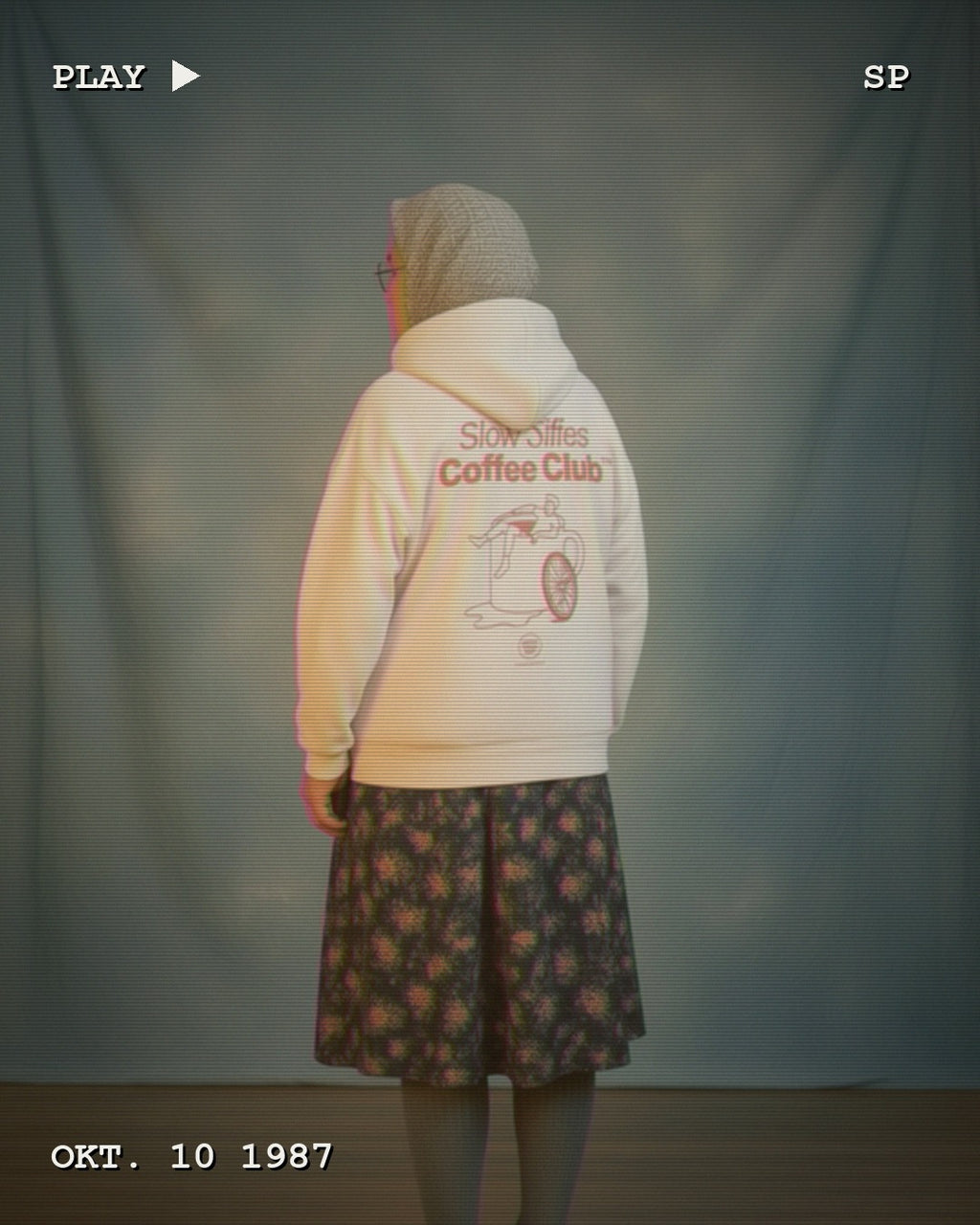 RIDERS GONNA RIDE® Hoodie SLOW MILES COFFEE CLUB – Modelfoto im VHS-Look