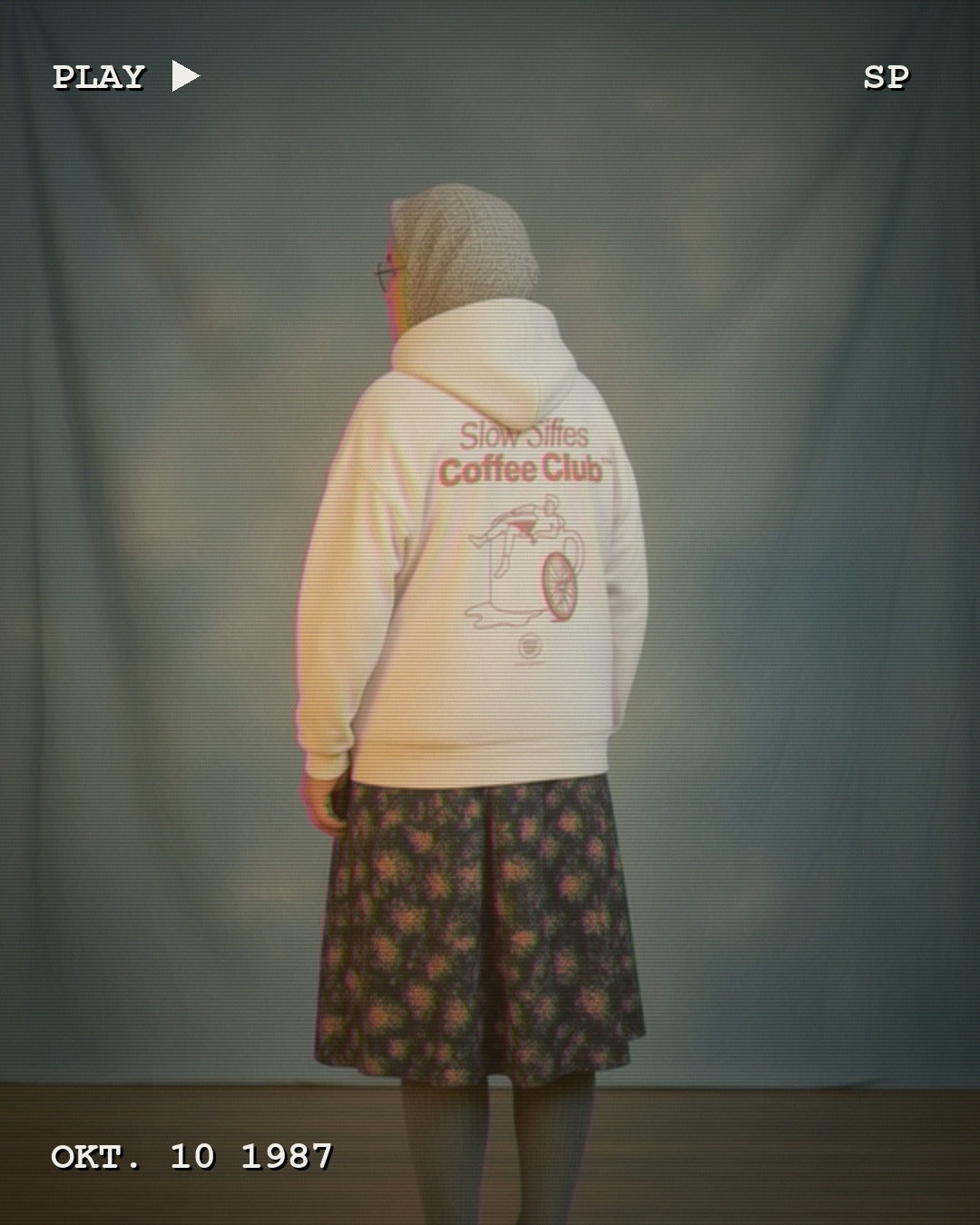 RIDERS GONNA RIDE® Hoodie SLOW MILES COFFEE CLUB – Modelfoto im VHS-Look