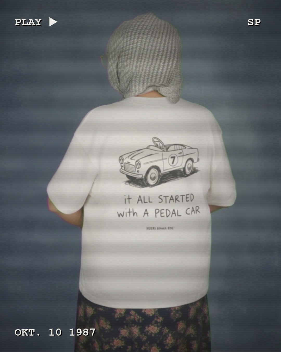 RIDERS GONNA RIDE® T-Shirt PEDAL CAR – Modelfoto im VHS-Look