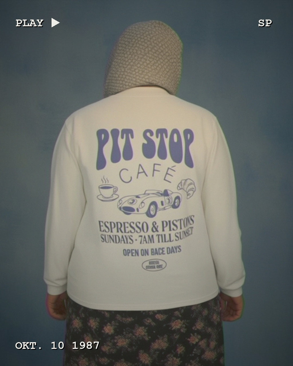 RIDERS GONNA RIDE® Longsleeve PIT STOP CAFÉ – Modelfoto im VHS-Look