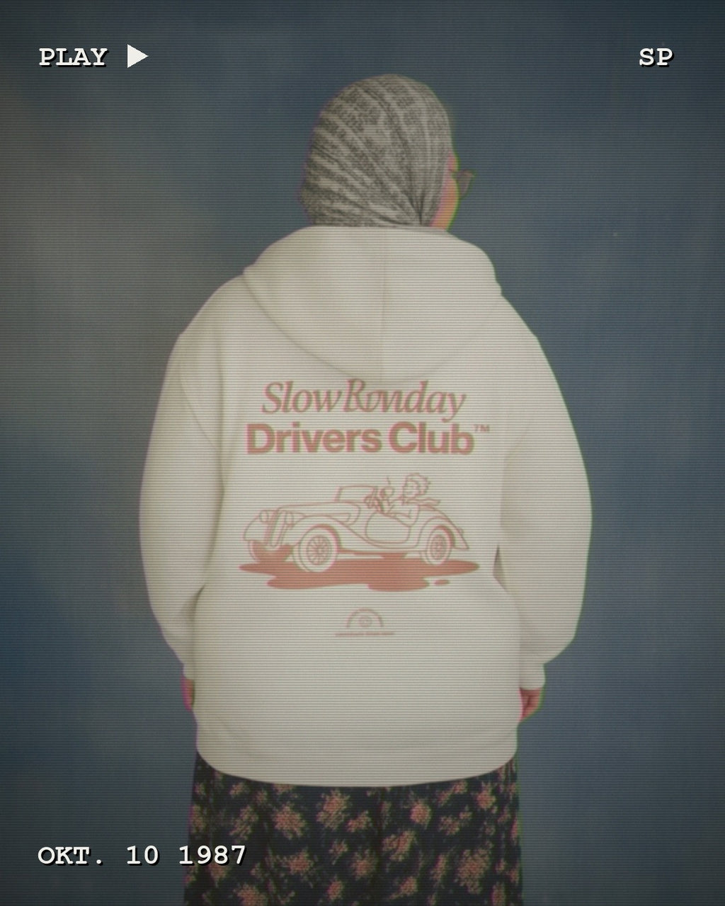 RIDERS GONNA RIDE® Hoodie SLOW SUNDAY DRIVERS CLUB – Modelfoto im VHS-Look