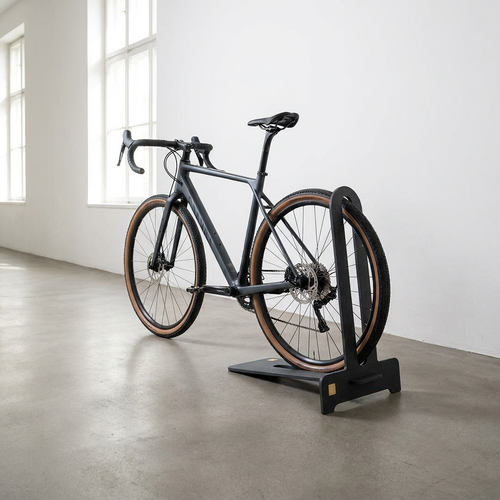 BIKE STAND CDF MOBILE GRAVEL mit Gravelbike im hellen Wohnraum, Visualisierung