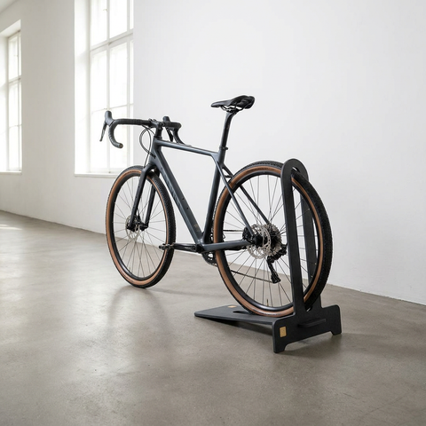 BIKE STAND CDF MOBILE GRAVEL mit Gravelbike im hellen Wohnraum, Visualisierung